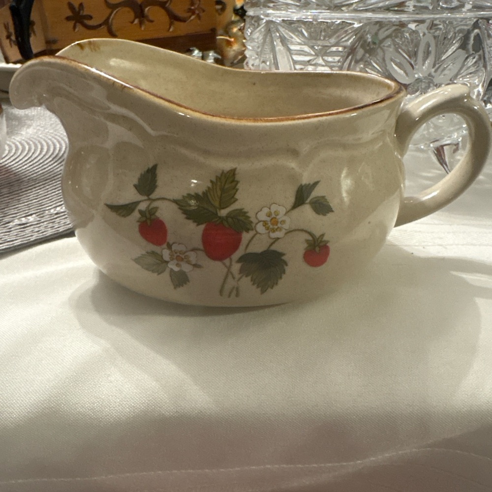 Sunmarc Endura Stoneware Japan Strawberry Gravy Boat